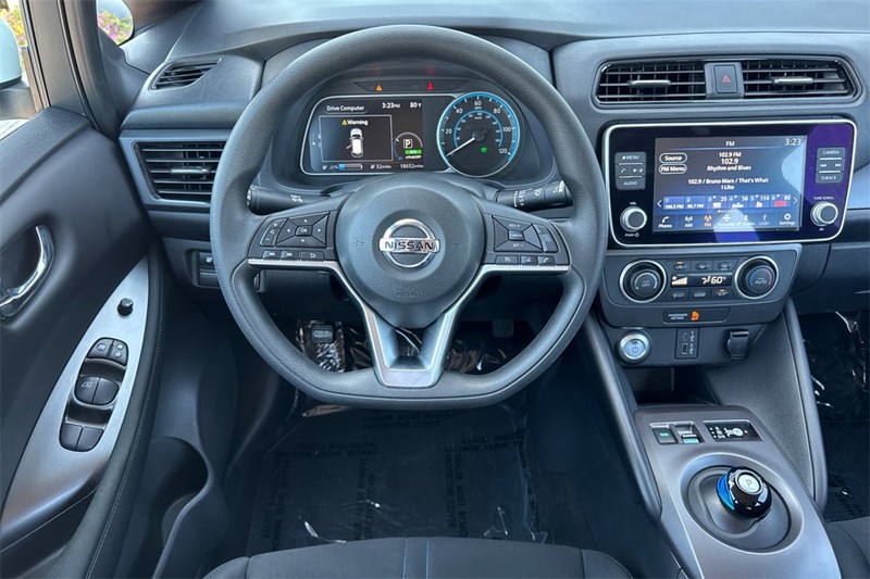 Nissan LEAF Vehicle Full-screen Gallery Image 14