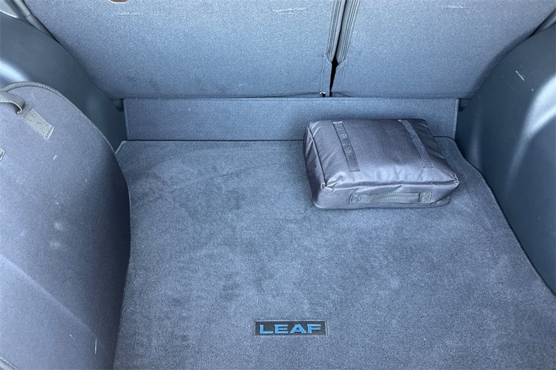 Nissan LEAF Vehicle Full-screen Gallery Image 15