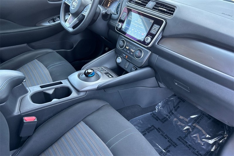 Nissan LEAF Vehicle Full-screen Gallery Image 16