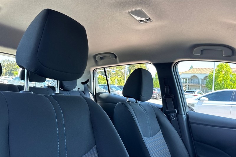 Nissan LEAF Vehicle Full-screen Gallery Image 17