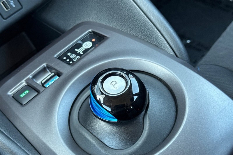 Nissan LEAF Vehicle Full-screen Gallery Image 21