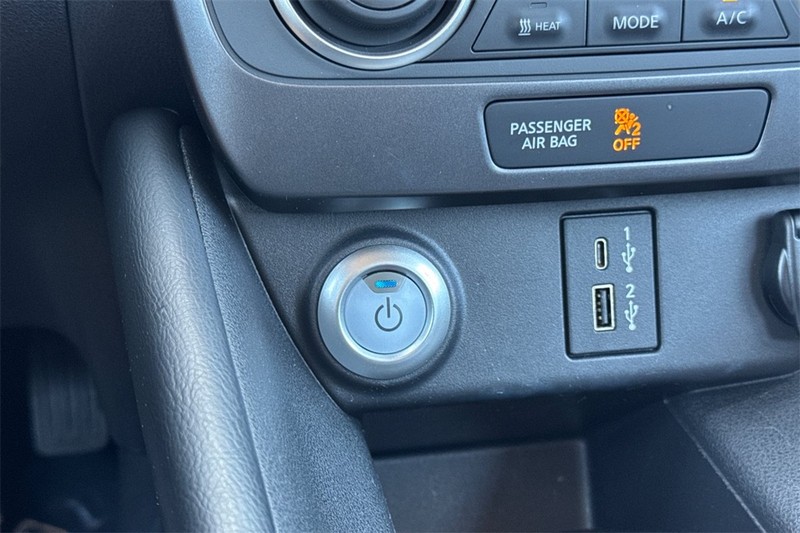 Nissan LEAF Vehicle Full-screen Gallery Image 22