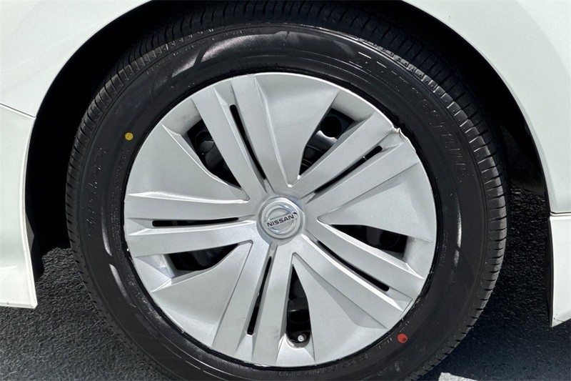 Nissan LEAF Vehicle Full-screen Gallery Image 26