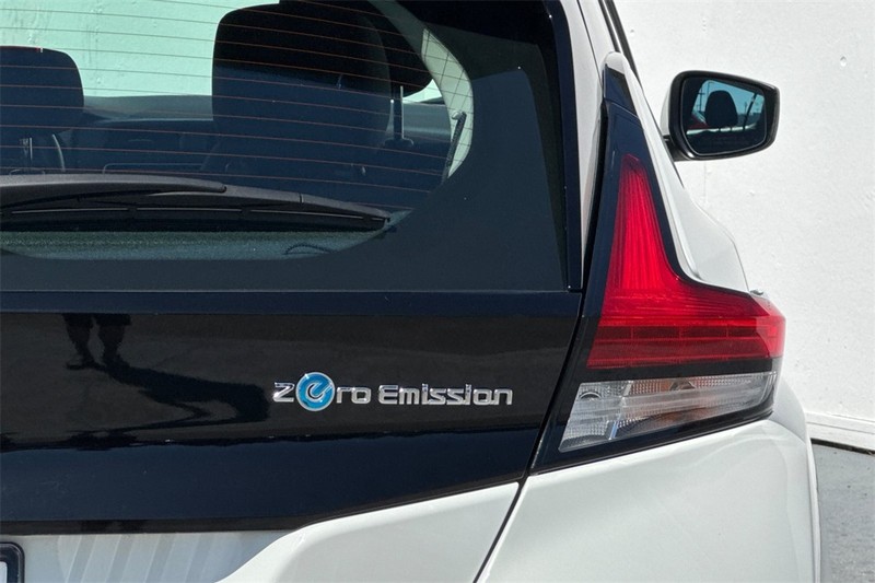 Nissan LEAF Vehicle Full-screen Gallery Image 27