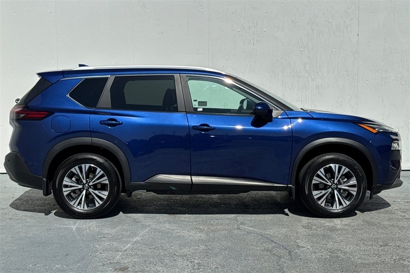 Nissan Rogue Vehicle Full-screen Gallery Image 03