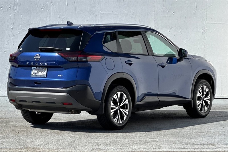Nissan Rogue Vehicle Full-screen Gallery Image 04