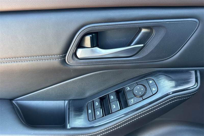 Nissan Rogue Vehicle Full-screen Gallery Image 12