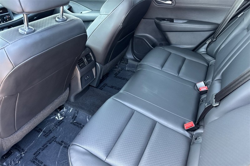 Nissan Rogue Vehicle Full-screen Gallery Image 13