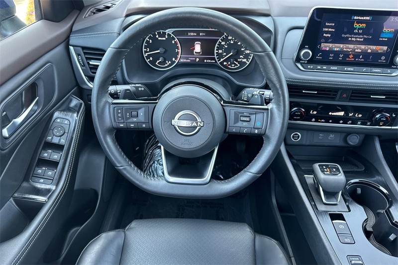 Nissan Rogue Vehicle Full-screen Gallery Image 15