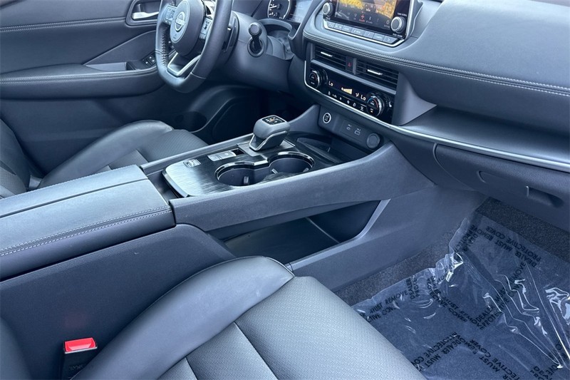 Nissan Rogue Vehicle Full-screen Gallery Image 17