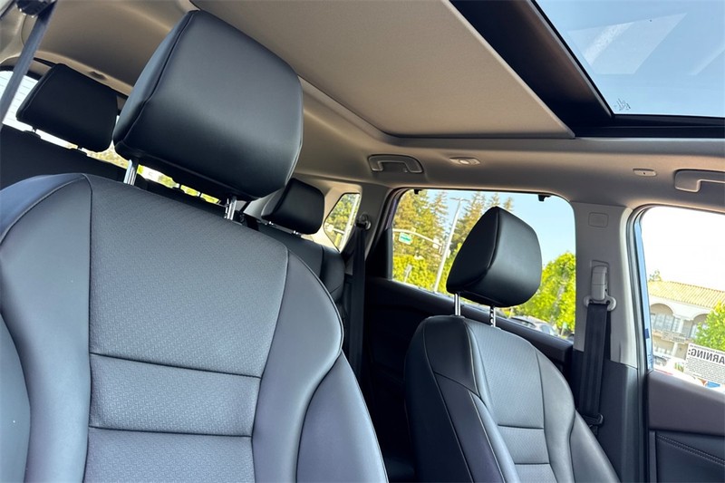 Nissan Rogue Vehicle Full-screen Gallery Image 18