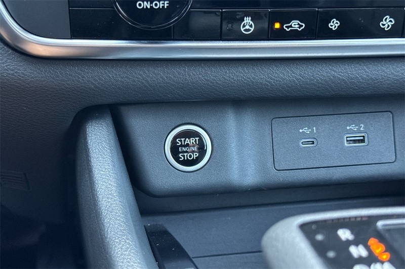 Nissan Rogue Vehicle Full-screen Gallery Image 23