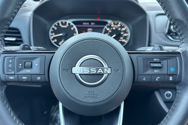 Nissan Rogue Vehicle Full-screen Gallery Image 24