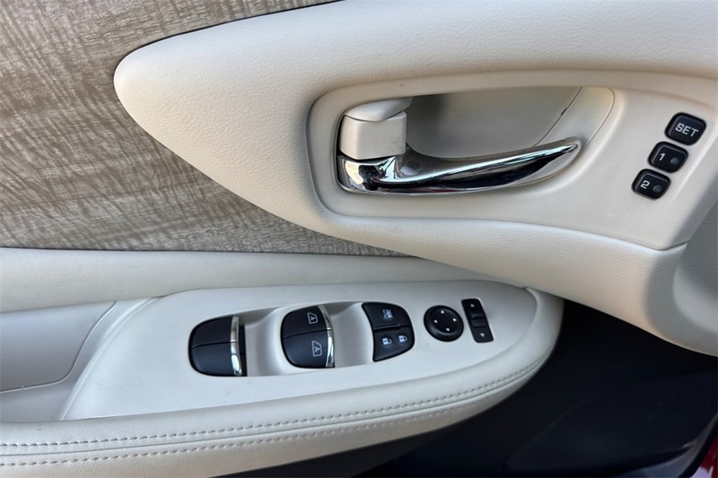 Nissan Murano Vehicle Full-screen Gallery Image 11