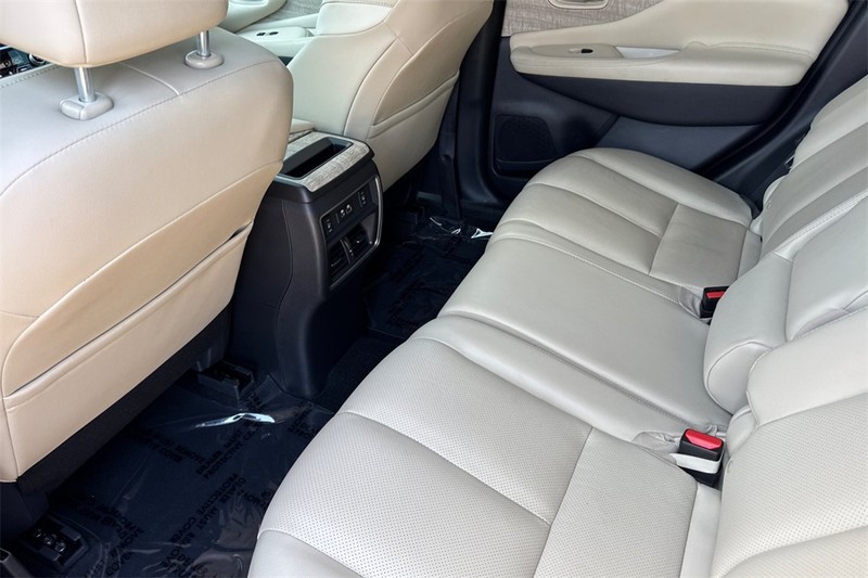 Nissan Murano Vehicle Full-screen Gallery Image 12