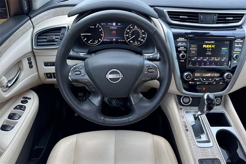 Nissan Murano Vehicle Full-screen Gallery Image 14