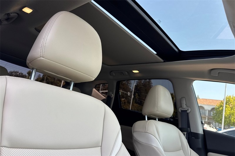 Nissan Murano Vehicle Full-screen Gallery Image 17
