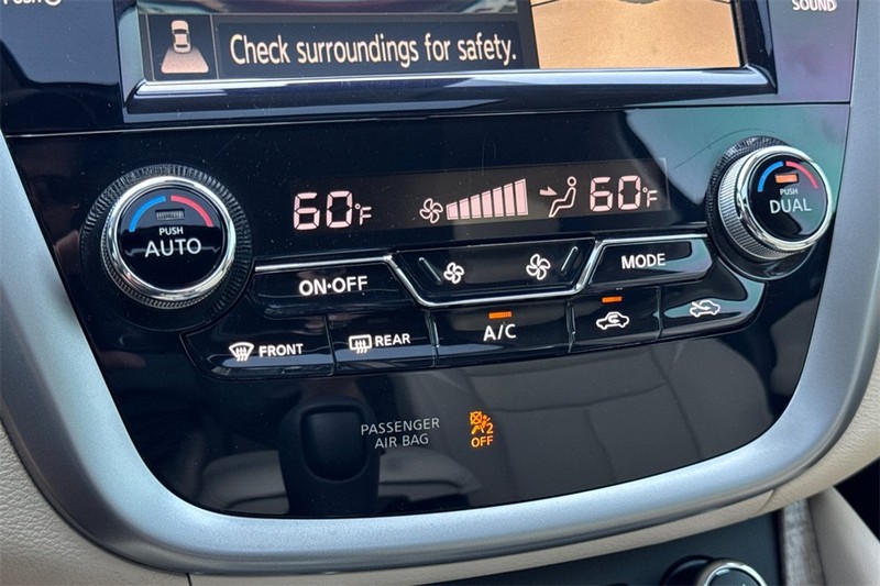 Nissan Murano Vehicle Full-screen Gallery Image 21