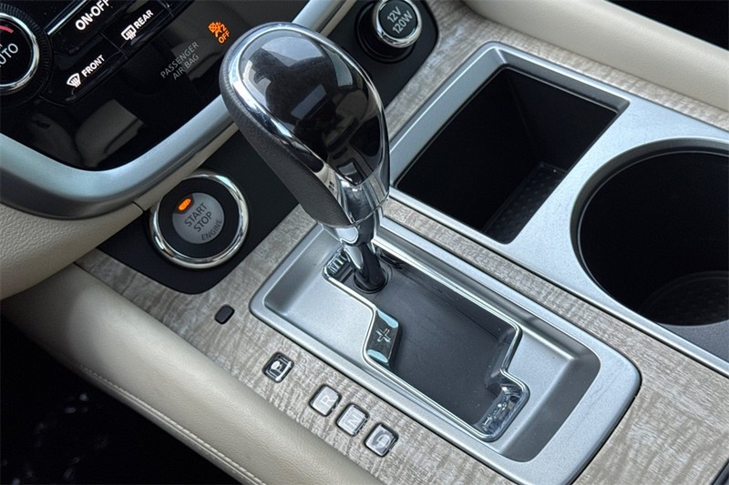 Nissan Murano Vehicle Full-screen Gallery Image 22