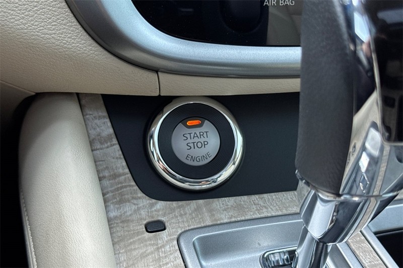 Nissan Murano Vehicle Full-screen Gallery Image 23