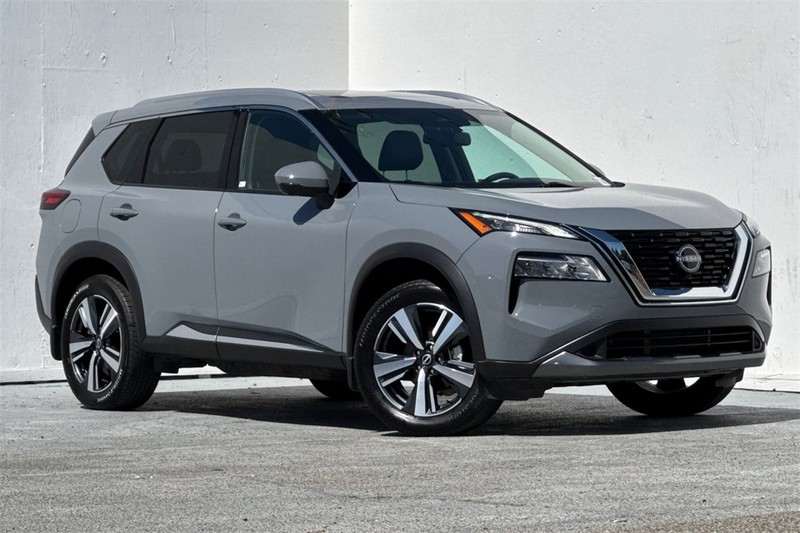 Nissan Rogue Vehicle Full-screen Gallery Image 02