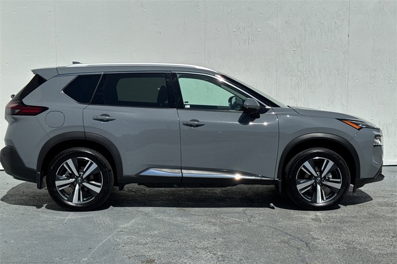 Nissan Rogue Vehicle Full-screen Gallery Image 03