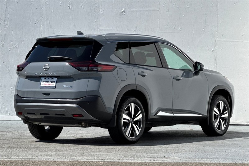 Nissan Rogue Vehicle Full-screen Gallery Image 04