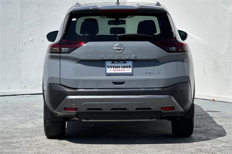 Nissan Rogue Vehicle Full-screen Gallery Image 05