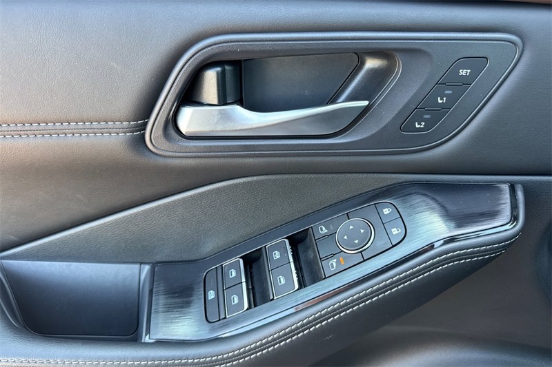 Nissan Rogue Vehicle Full-screen Gallery Image 11