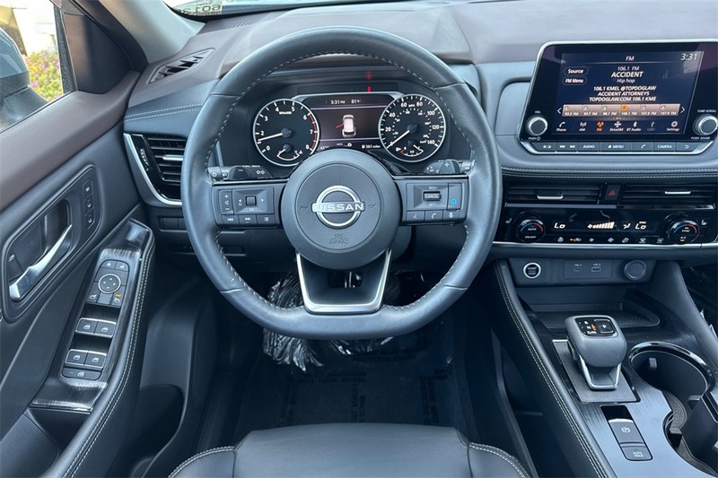Nissan Rogue Vehicle Full-screen Gallery Image 14