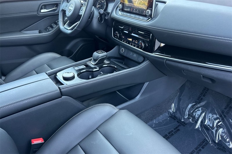 Nissan Rogue Vehicle Full-screen Gallery Image 16