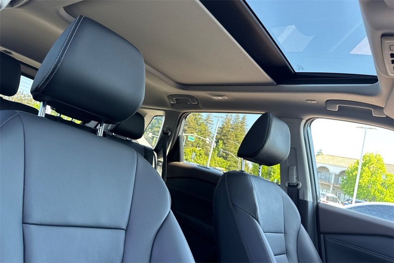 Nissan Rogue Vehicle Full-screen Gallery Image 17