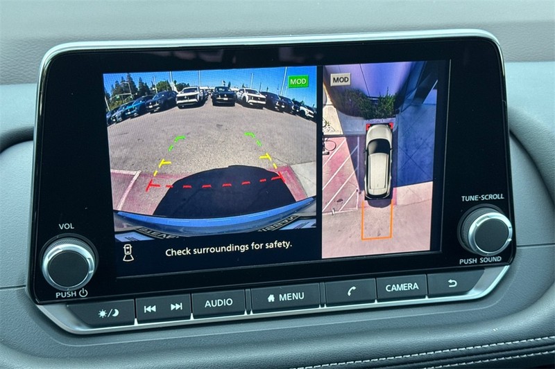 Nissan Rogue Vehicle Full-screen Gallery Image 19