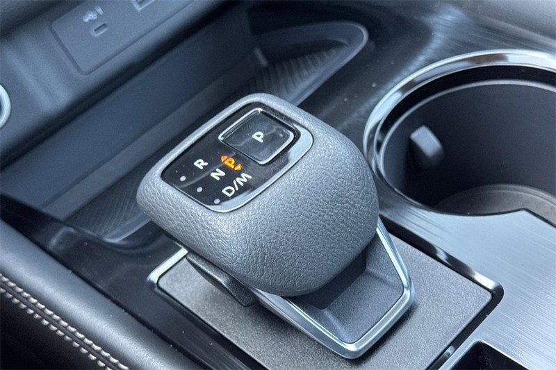 Nissan Rogue Vehicle Full-screen Gallery Image 21