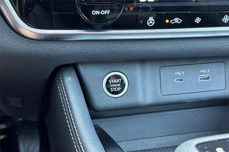 Nissan Rogue Vehicle Full-screen Gallery Image 22