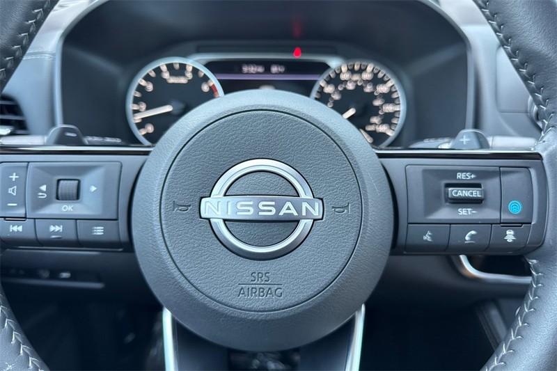 Nissan Rogue Vehicle Full-screen Gallery Image 23