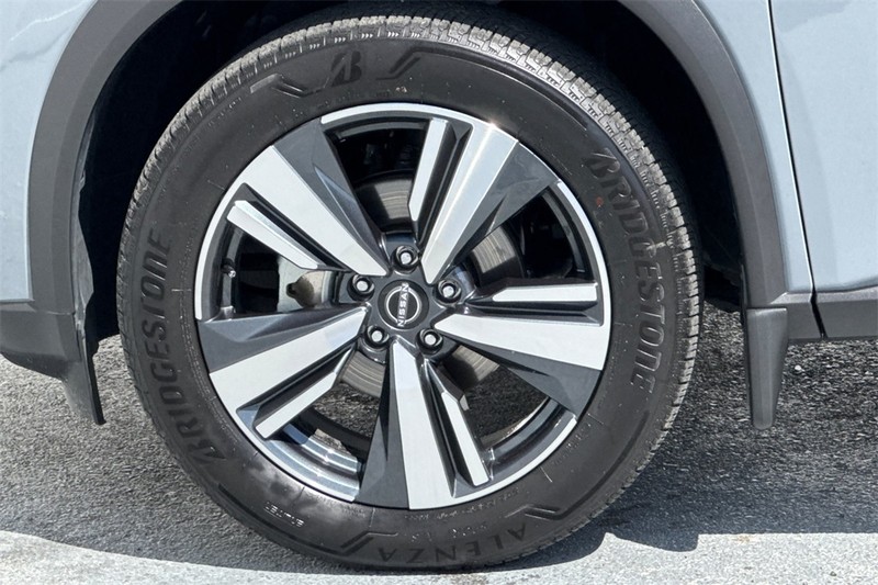 Nissan Rogue Vehicle Full-screen Gallery Image 26