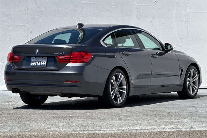 BMW 4 Series Vehicle Full-screen Gallery Image 04