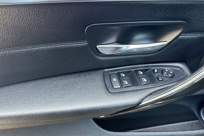 BMW 4 Series Vehicle Full-screen Gallery Image 11