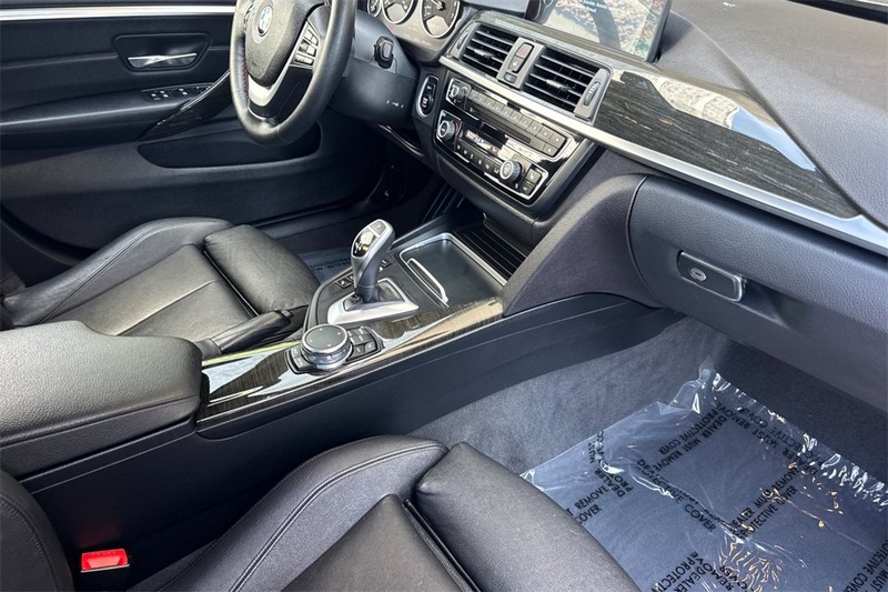 BMW 4 Series Vehicle Full-screen Gallery Image 15