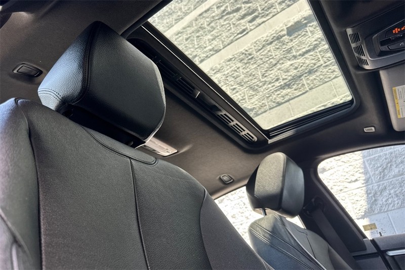 BMW 4 Series Vehicle Full-screen Gallery Image 16