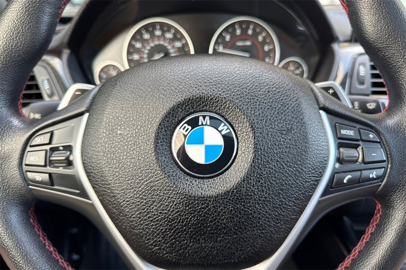 BMW 4 Series Vehicle Full-screen Gallery Image 23