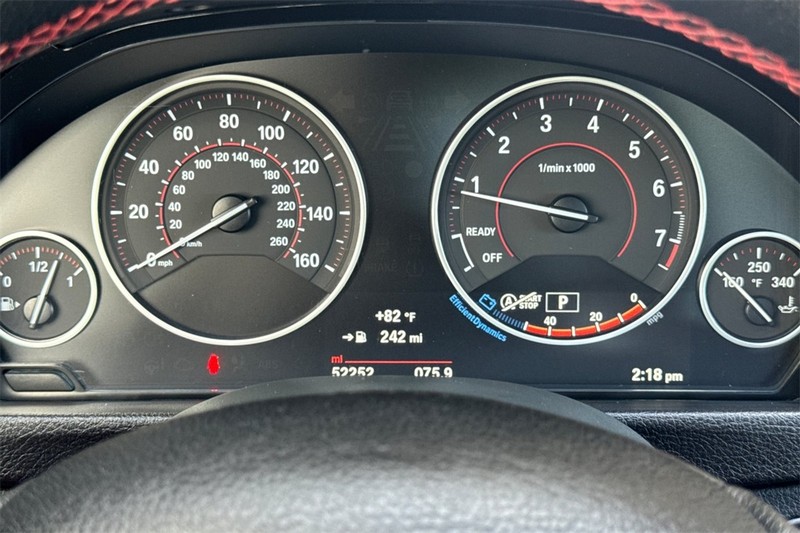 BMW 4 Series Vehicle Full-screen Gallery Image 24