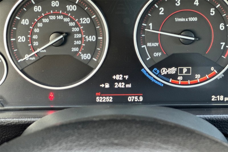 BMW 4 Series Vehicle Full-screen Gallery Image 25