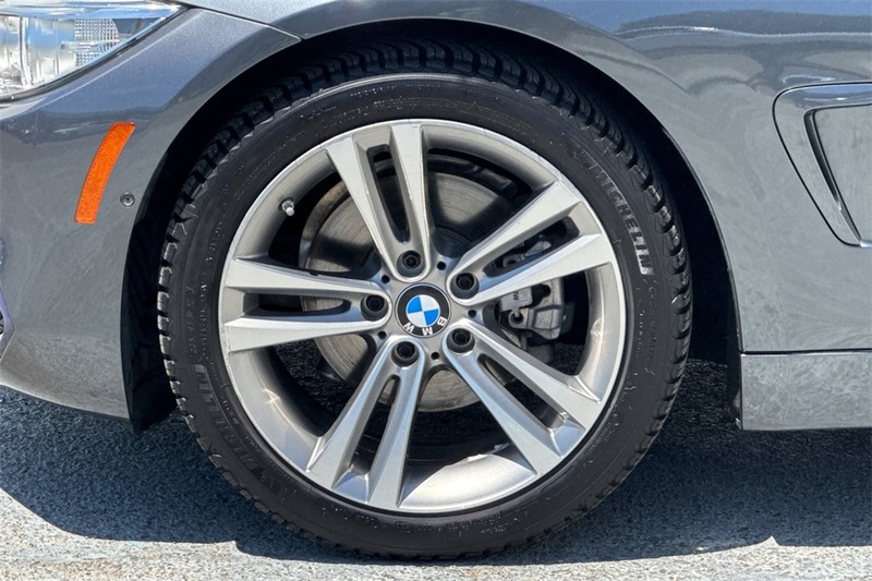 BMW 4 Series Vehicle Full-screen Gallery Image 26