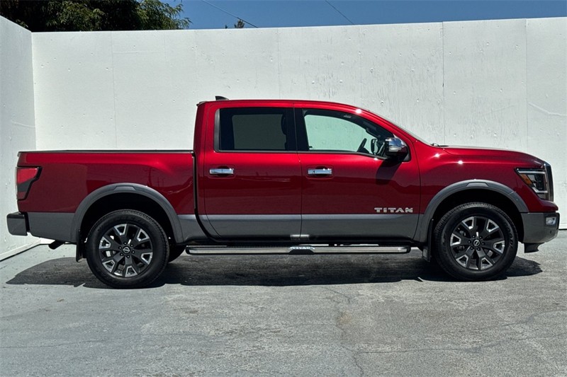 Nissan Titan Vehicle Full-screen Gallery Image 03