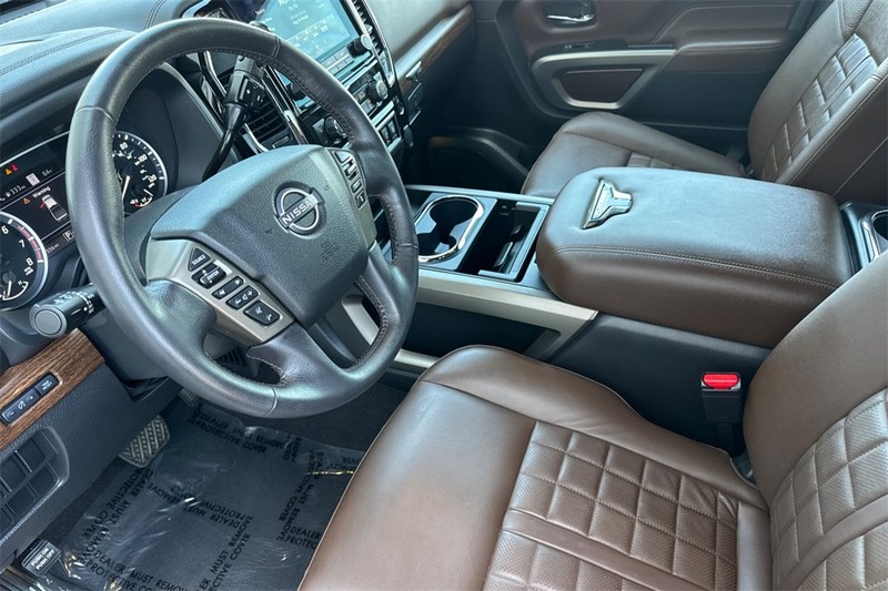 Nissan Titan Vehicle Full-screen Gallery Image 11