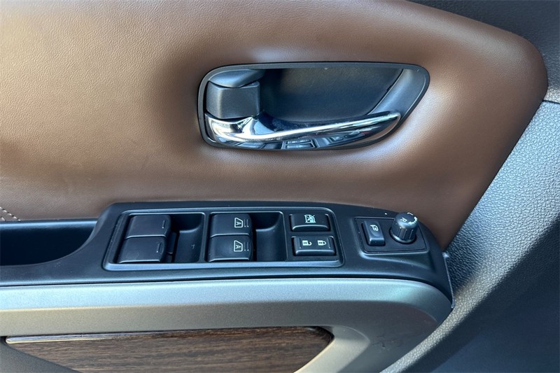 Nissan Titan Vehicle Full-screen Gallery Image 12
