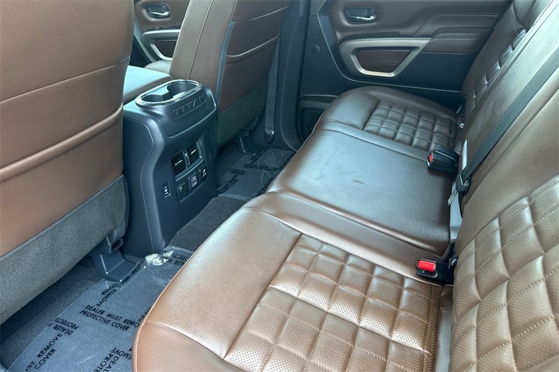 Nissan Titan Vehicle Full-screen Gallery Image 13