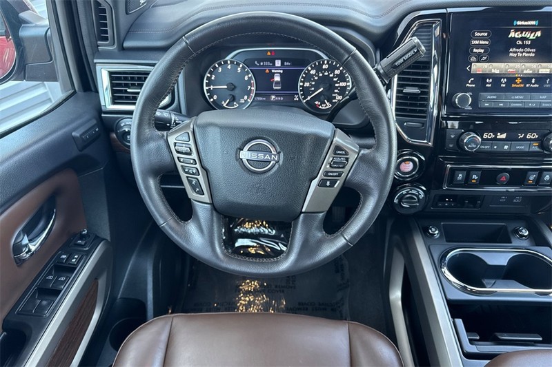 Nissan Titan Vehicle Full-screen Gallery Image 15